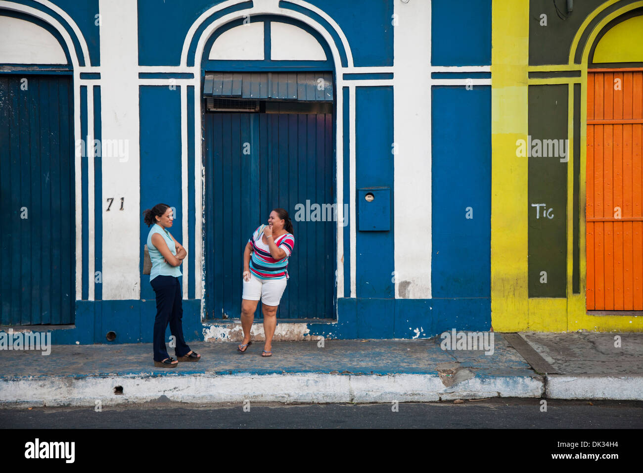 Les personnes en attente de l'autobus par bâtiment colonial coloré au centre-ville de Fortaleza, Brésil. Banque D'Images
