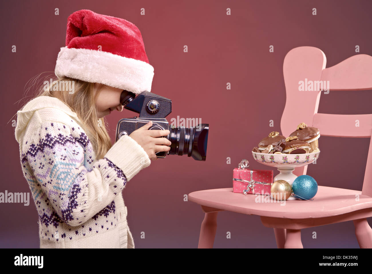 Petite fille faire photos de décoration de Noël Banque D'Images