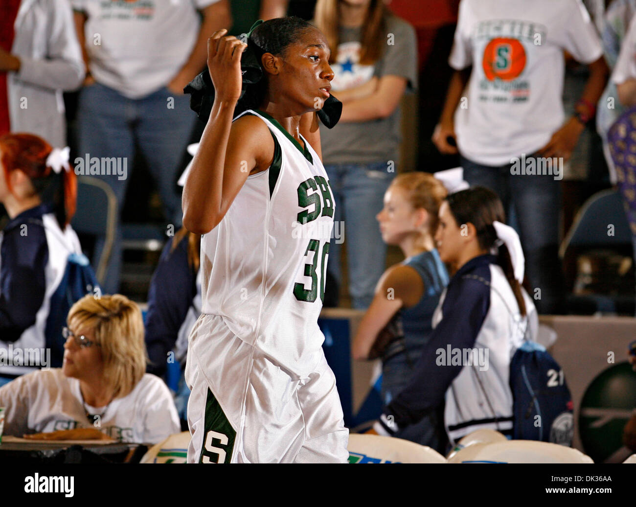 Le 25 février 2011 - Floride, États-Unis - faucilles' AMBER HENSON (30) promenades hors du court après leur perte 50-42 à Winter Haven. Résumé du jeu : la classe 5A de basket-ball d'état entre demi-finale Winter Haven et faucilles au Lakeland Center. Faucilles perdu 42-50. (Crédit Image : © Daniel Wallace/St Petersburg Times/ZUMAPRESS.com) Banque D'Images