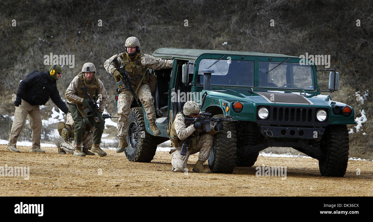 Le 25 février 2011 - Crittenden Comté, AR, États-Unis - 16 février 2011 â€" Plusieurs Marines quitter rapidement un Humvee après prétendant qu'il a été frappé par un engin explosif lors d'un exercice d'entraînement au groupe de niveau 1, un centre de formation militaire privé dans Crittenden Comté, Ark. (crédit Image : © l'appel Commercial/ZUMAPRESS.com) Banque D'Images