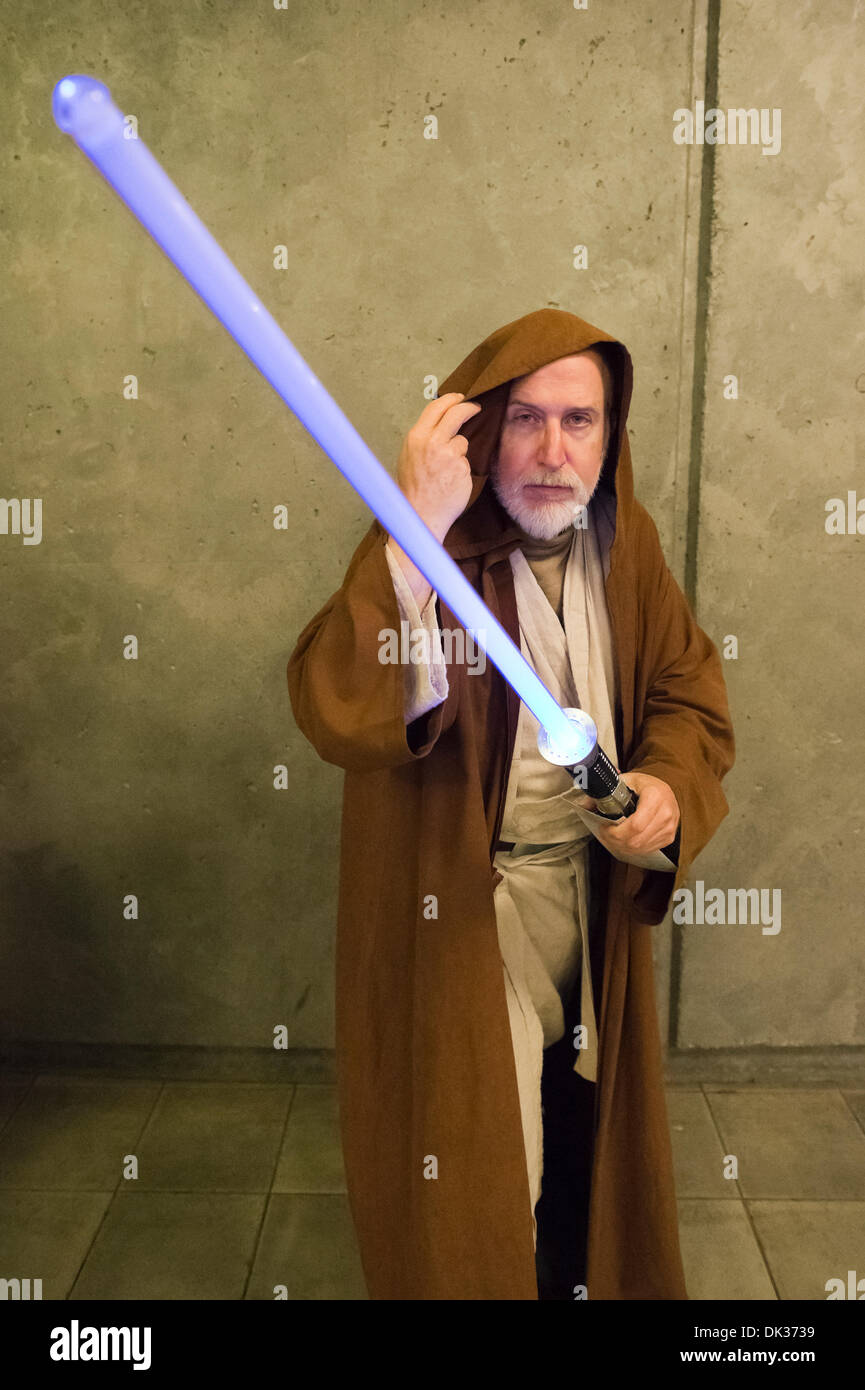 Garden City, New York, USA. Le 30 novembre 2013. Personnage Star Wars Obi-Wan Kenobi, un chevalier Jedi, brandit son sabre laser puissant à l'événement de l'hiver Le Festival des arbres, qui s'est tenue au berceau de l'Aviation Museum au cours de l'action de grâces, avec des profits est versée à l'Association United Cerebral Palsy du comté de Nassau, sur Long Island. Credit : Ann E Parry/Alamy Live News Banque D'Images