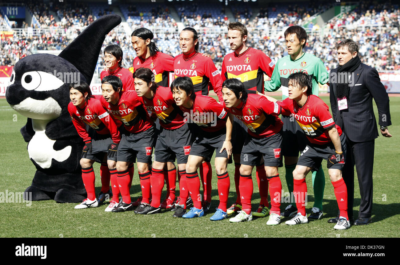 Le 26 février 2011 - Yokohama, Japon - Nagoya Grampus Joueurs de poser pour des photos au cours de la FUJI XEROX SUPER CUP 2011 de Nissan Stadium à Yokohama, au Japon. Nagoya Grampus Kashima Antlers défait par 1-1(PK3-1) (Crédit Image : © Shugo Takemi/Jana Press/ZUMAPRESS.com) Banque D'Images