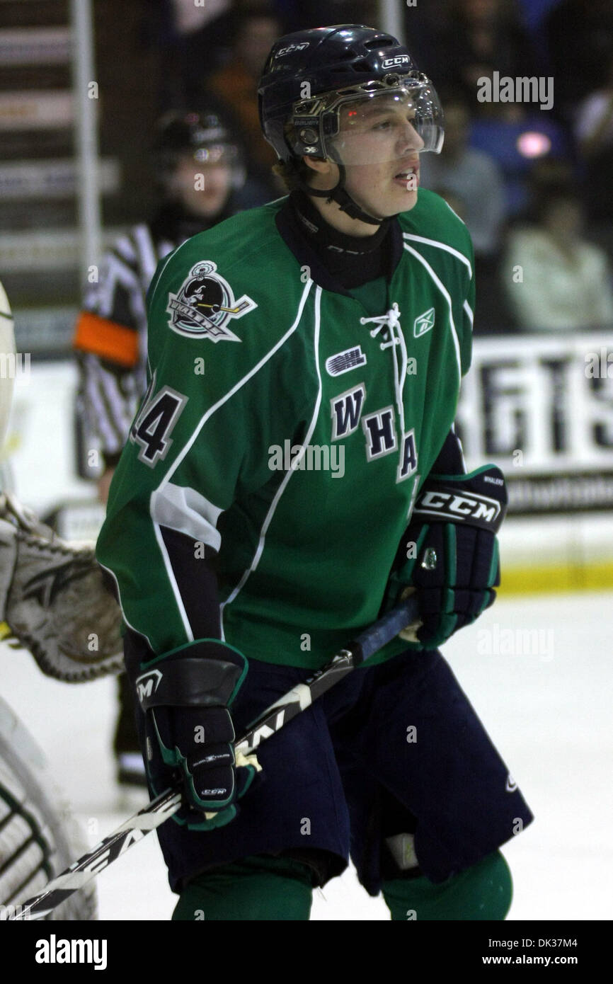 Le 26 février 2011 - Plymouth, Michigan, États-Unis - Centre de Plymouth Richard Rakell (# 24) appels à la rondelle devant le filet. Les Whalers de Plymouth a défait les Knights de London par un score de 7-2. (Crédit Image : © Alan Ashley/ZUMAPRESS.com) Southcreek/mondial Banque D'Images