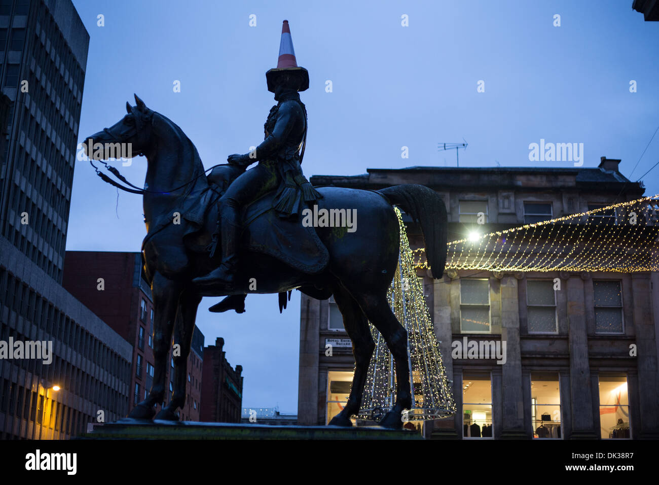 Le duc de Wellington statue qui porte un cône de police sur sa tête, Glasgow, Ecosse. Banque D'Images