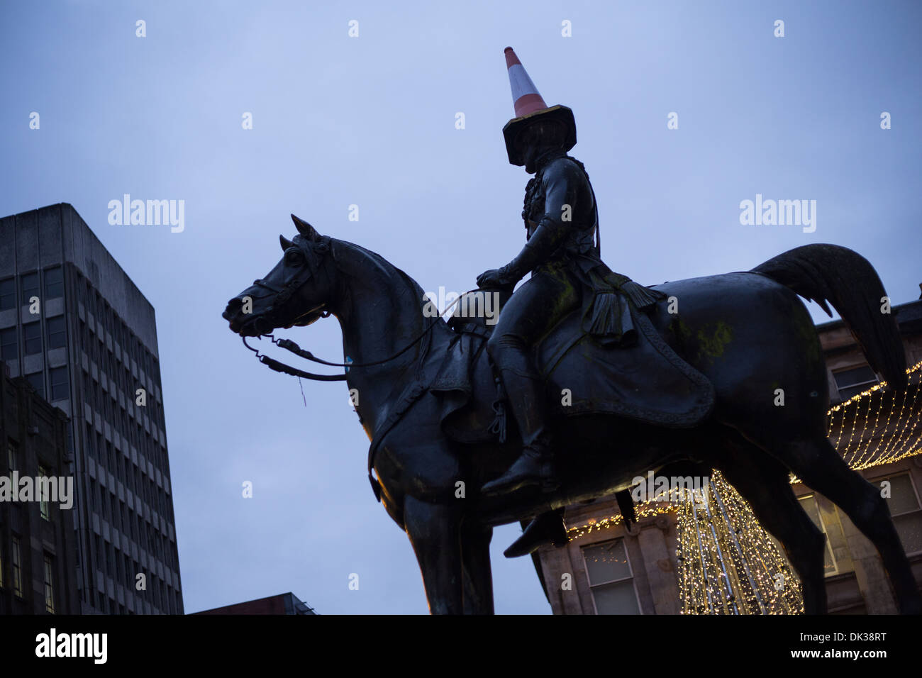 Le duc de Wellington statue qui porte un cône de police sur sa tête, Glasgow, Ecosse. Banque D'Images