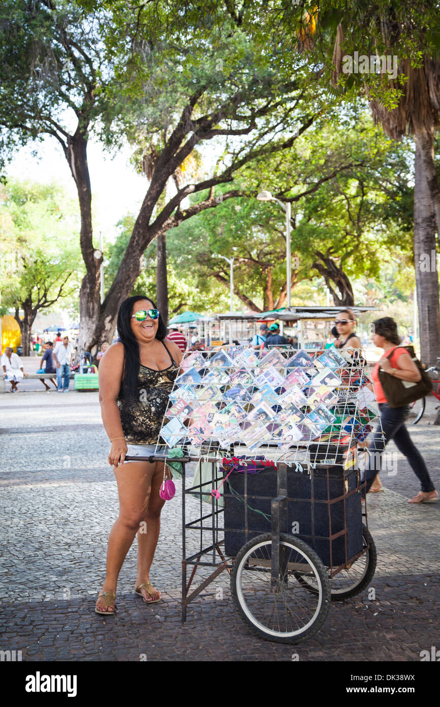 Femme vendant des CD à la place publique de José de Alencar ajusté pour le théâtre son nom, Fortaleza, Brésil. Banque D'Images
