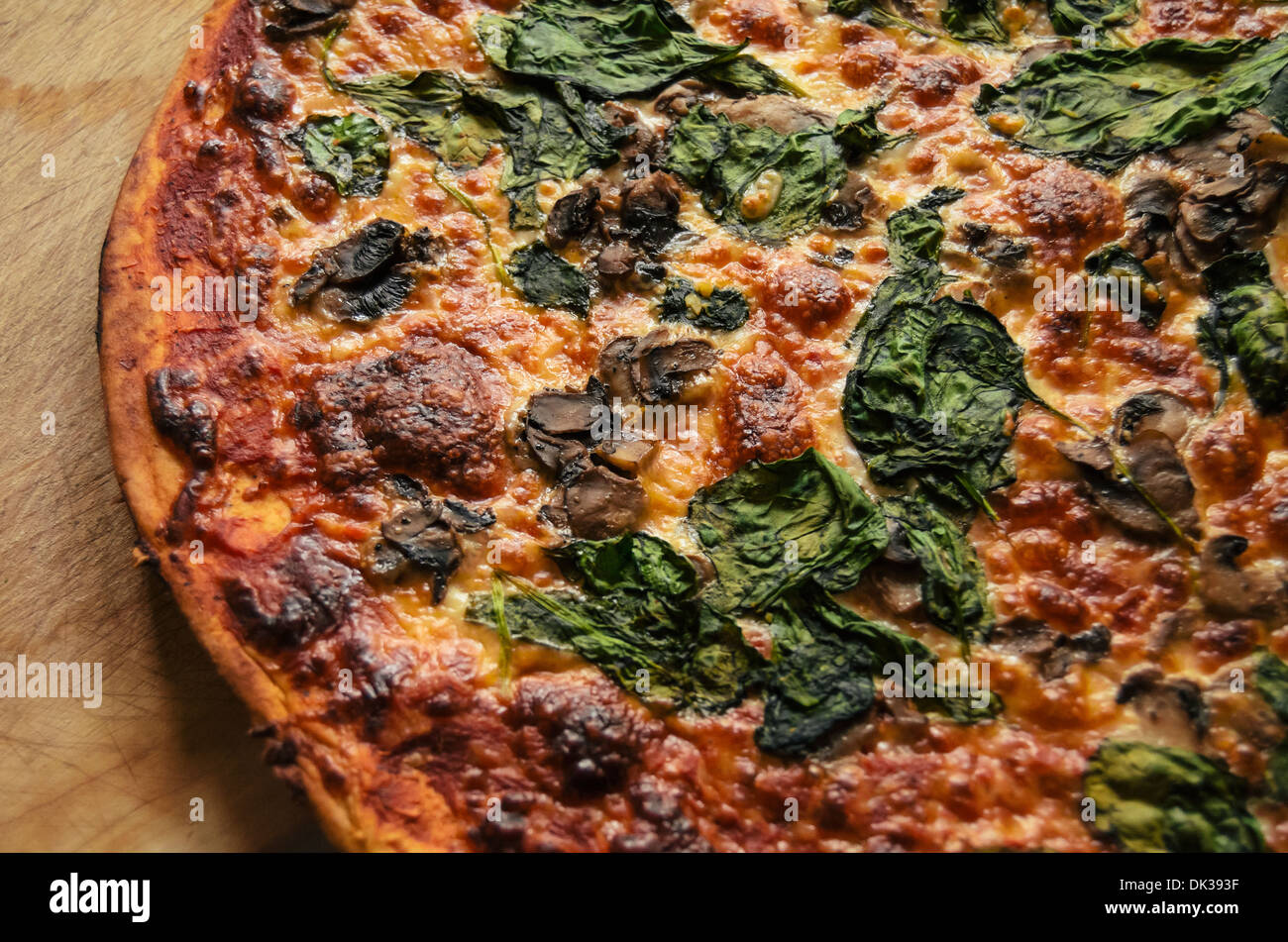 Pizza artisanale sur une table en bois. Banque D'Images