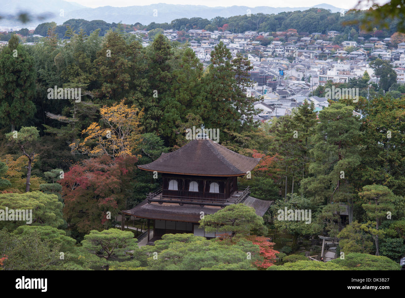 Les deux étages Kannon-den au Ginkakuji Temple (aussi appelé temple Jishoji) se tient à Kyoto, au Japon le 12 novembre 2013. Banque D'Images