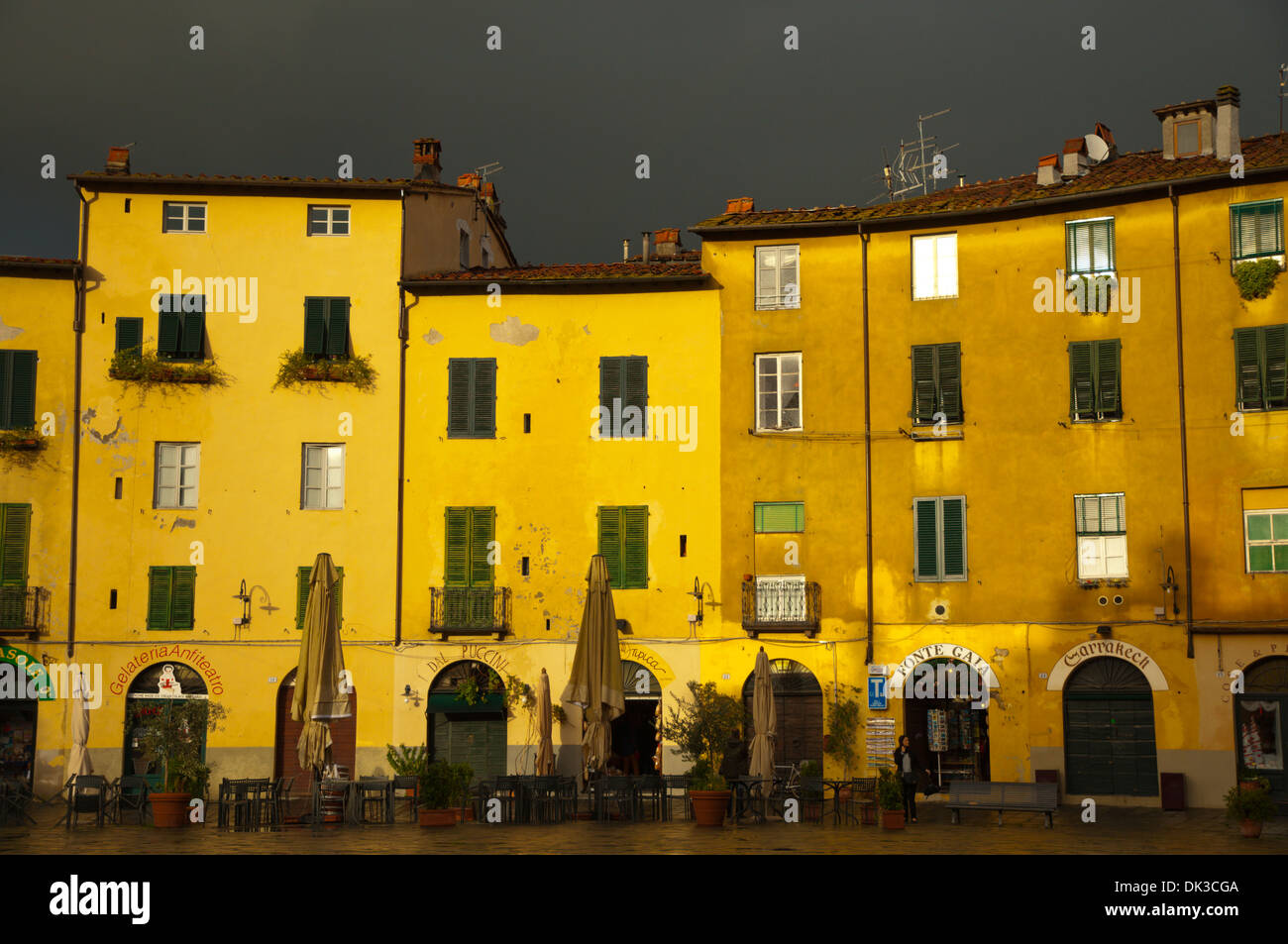 La place Piazza Amfiteatro Lucca ville région Toscane Italie Europe Banque D'Images