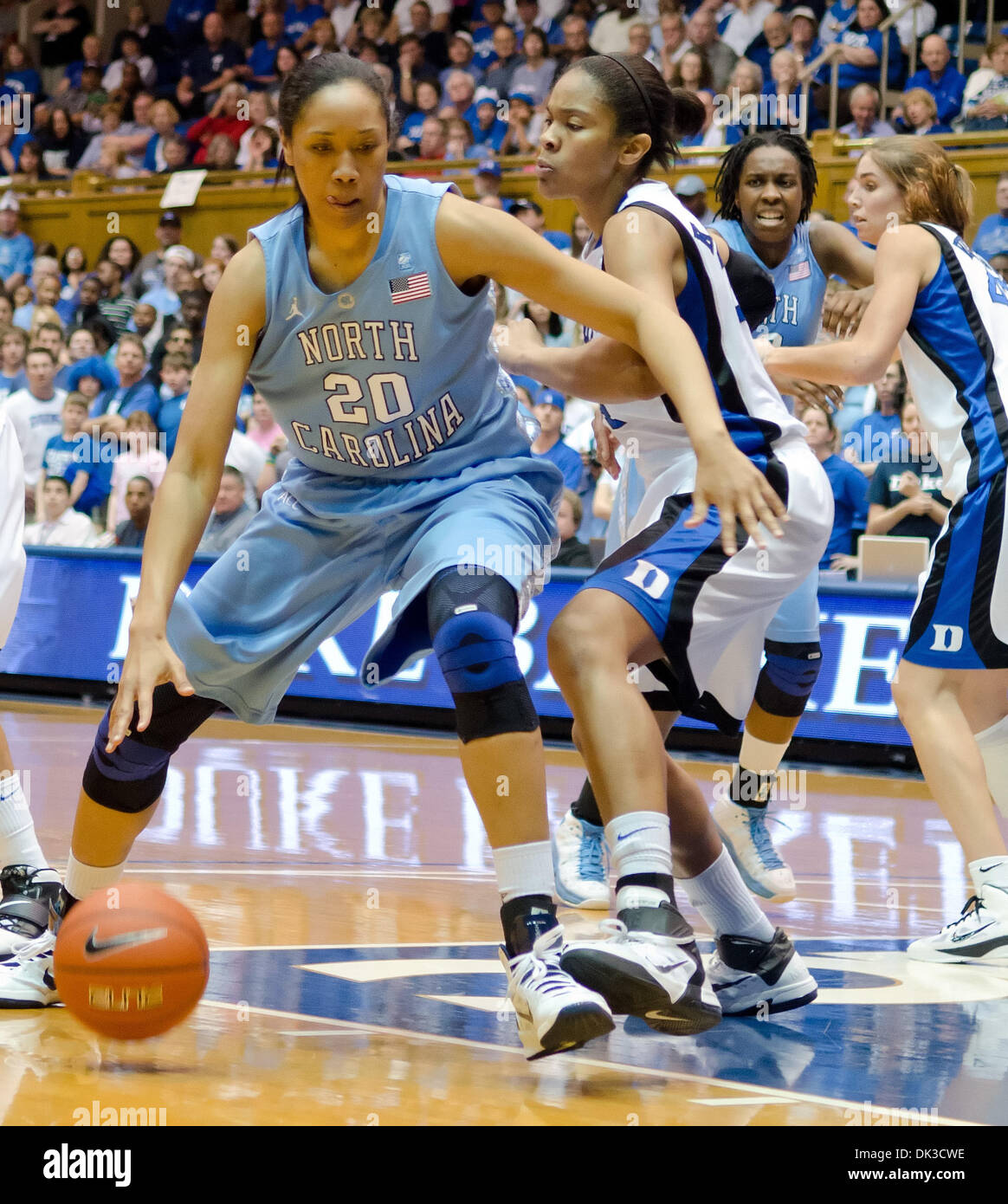 27 février 2011 - Durham, Caroline du Nord, États-Unis - Caroline du Nord de l'avant centre/Shegog Chay (20) est gardé très bas par Duke Center Krystal Thomas (34). Duc bat Caroline du 66-58 à Cameron Indoor Stadium (crédit Image : © Mark Abbott Global/ZUMAPRESS.com)/Southcreek Banque D'Images