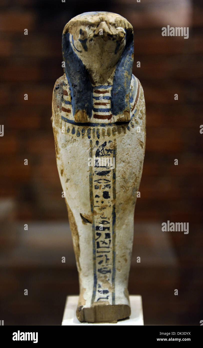 Qebehsenouf, fils d'Horus. Divinité protectrice. En tant que représentant de l'organisme avec tête de momifier falcon. Le bois. La fin de période. 746-332 BC. Banque D'Images