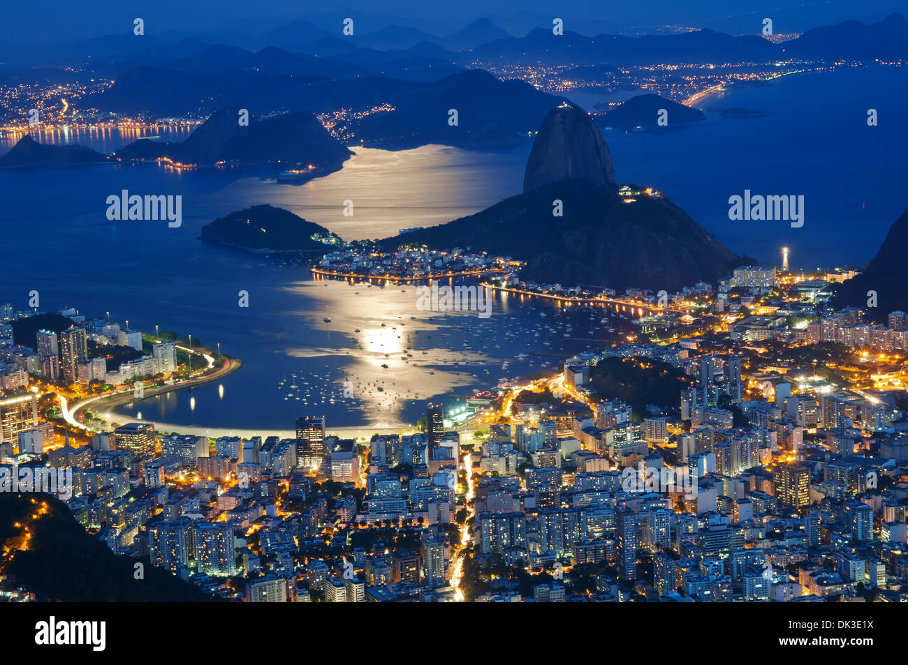 Vue de nuit sur la montagne et du Pain de Sucre à Rio de Janeiro Botafogo Banque D'Images