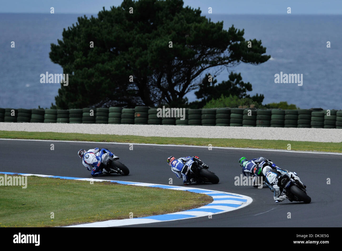 27 février 2011 - Phillip Island, Victoria, Australie - Riders à travers la Sibérie virage tourner au cours de la première course de la première ronde du Championnat du Monde FIM Superbike 2011 à Phillip Island, en Australie. (Crédit Image : © basse Sydney/global/ZUMAPRESS.com) Southcreek Banque D'Images