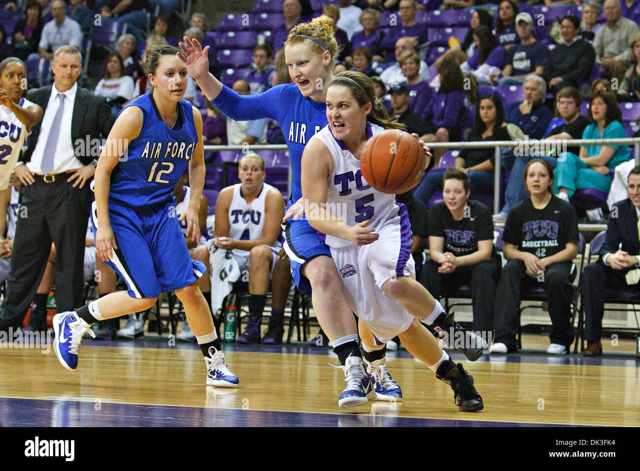 Mar. 2, 2011 - Fort Worth, Texas, US - TCU Horned Frogs Guard Meagan Henson (5) en action contre le TCU Horned Frogs. A la mi-temps, l'Armée de l'air conduit TCU 43-20 à Daniel-Meyer Coliseum. (Crédit Image : © Andrew Dieb/global/ZUMAPRESS.com) Southcreek Banque D'Images