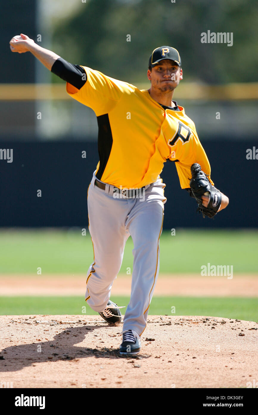 Mar. 3, 2011 - Dunedin, Floride, États-Unis - le lanceur partant des Pirates de Pittsburgh, Charlie Morton (50) lance un lancer au cours d'un match d'entraînement de printemps de la Ligue des pamplemousses au stade d'échange automatique de la Floride. (Crédit Image : © Luke Johnson/ZUMApress.com) Southcreek/mondial Banque D'Images