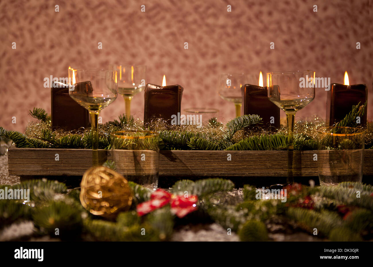 Lieu de Noël avec des bougies, sont des verres à vin sur la table, des branches d'arbre de pin sont ornés de neige décoratif Banque D'Images