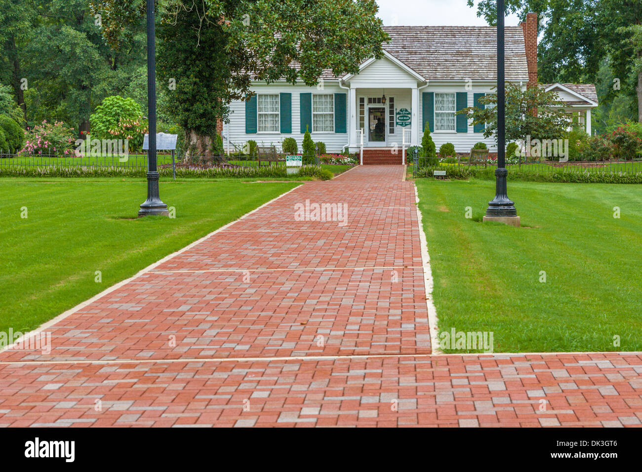 Trottoir de brique menant à maison principale à ivy Green, le lieu de naissance de Helen Keller, à Florence, Alabama Banque D'Images