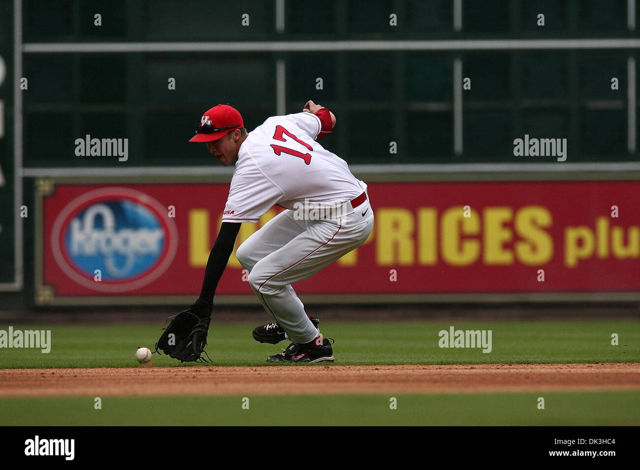 Le 4 mars 2011 - Houston, Texas, États-Unis - les Cougars SS (17) Chase Jensen rendant le jeu pendant la 2011 Houston College Classic au Minute Maid Park. Baylor Bears défait les Houston Cougars 5-1. (Crédit Image : © Juan DeLeon/global/ZUMAPRESS.com) Southcreek Banque D'Images
