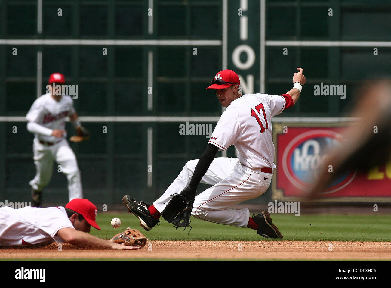Le 4 mars 2011 - Houston, Texas, États-Unis - les Cougars SS (17) Chase Jensen rendant le jeu pendant la 2011 Houston College Classic au Minute Maid Park. Baylor Bears défait les Houston Cougars 5-1. (Crédit Image : © Juan DeLeon/global/ZUMAPRESS.com) Southcreek Banque D'Images