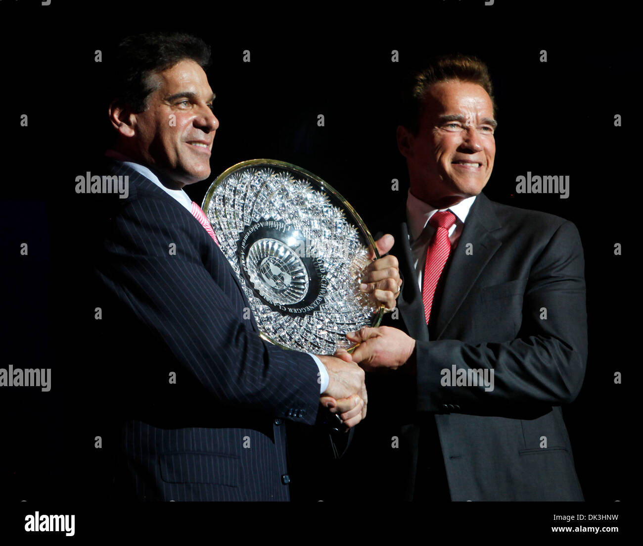 Mar 05, 2011 - Columbus, Ohio, États-Unis - CULTURISME - ancien Gouverneur de Californie. ARNOLD SCHWARZENEGGER, droite, présente Lou Ferrigno avec Arnold Schwarzenegger, le Lifetime Achievement Award, à l'Arnold Sports Festival samedi. (Crédit Image : © Terry Gilliam/ZUMAPRESS.com) Banque D'Images