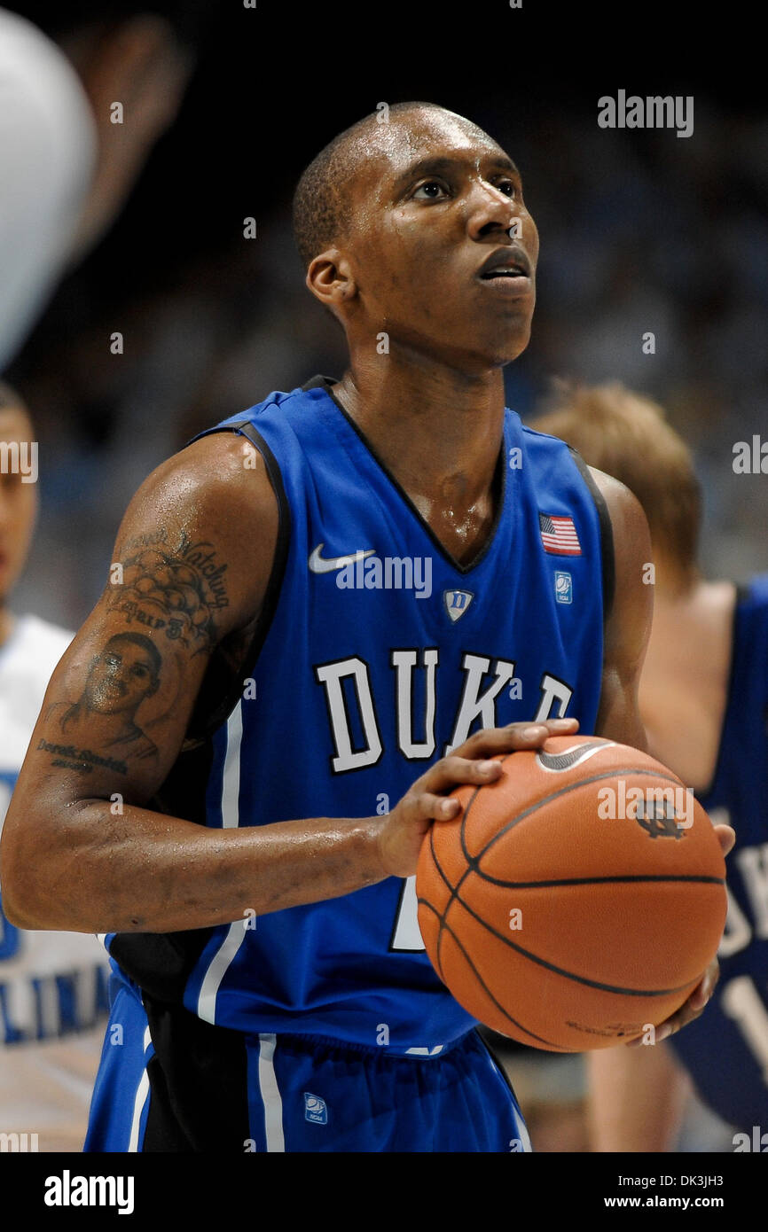 Mar. 5, 2011 - Chapel Hill, North Carolina, États-Unis - Duke Blue Devils guard Nolan Smith (2) deux pousses à partir de la ligne.Caroline du Nord bat Duc 81-67 au Centre Dean Smith dans la région de Chapel Hill en Caroline du Nord. (Crédit Image : © Anthony Barham/global/ZUMAPRESS.com) Southcreek Banque D'Images