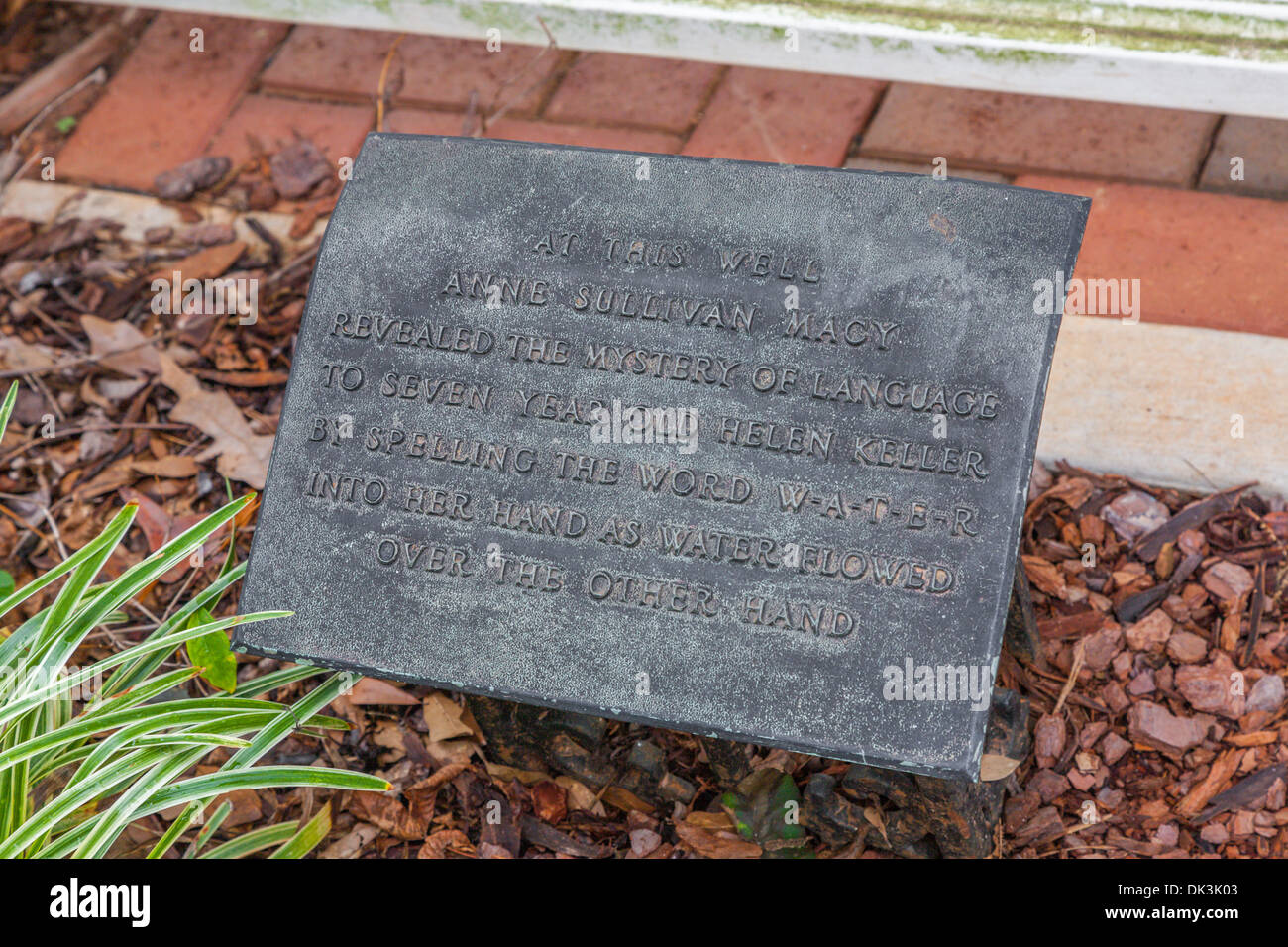 Plaque commémorative au puits où Anne Sullivan enseigne Macy Helen Keller sourde et aveugle à communiquer dans l'Alabama, à Tuscumbia Banque D'Images
