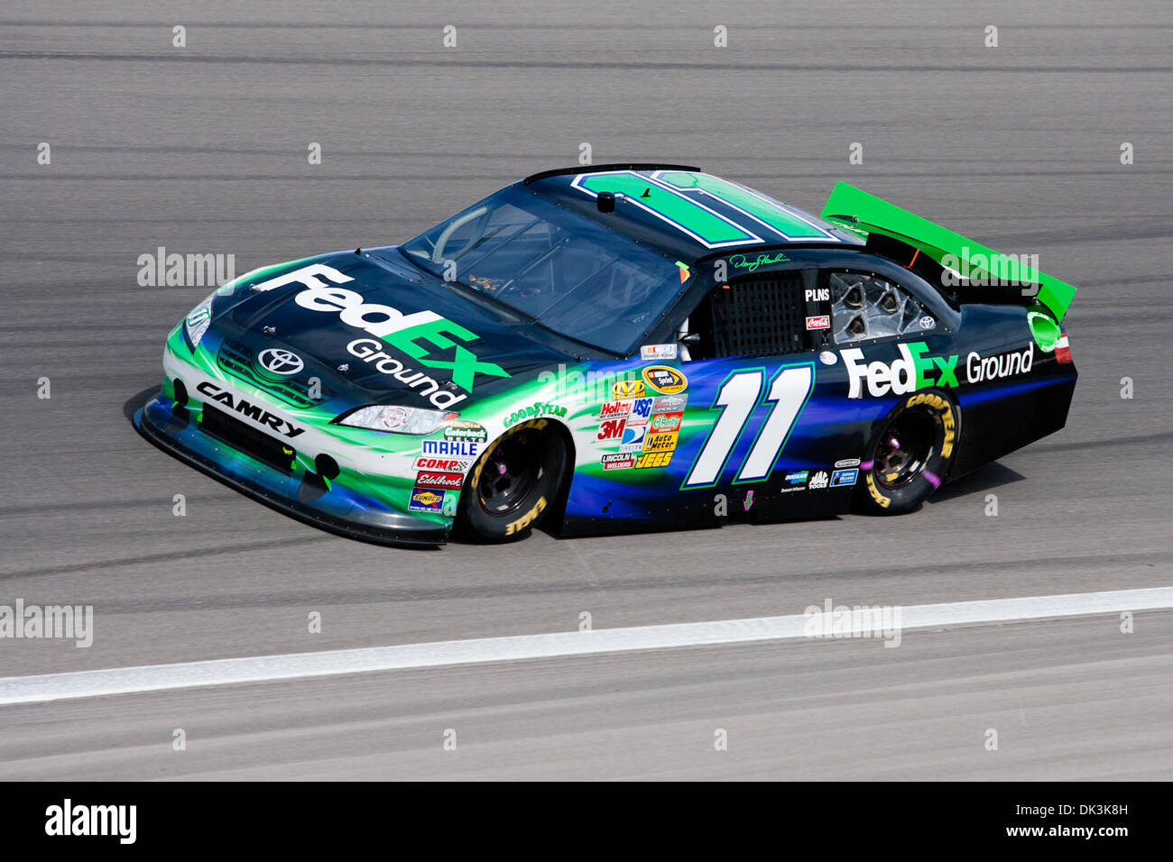 6 mars 2011 - Las Vegas, Nevada, États-Unis - Denny Hamlin, conducteur de la # 11 Toyota Camry FedEx Ground, au cours de l'action de course de NASCAR Sprint Cup Series Kobalt Tools 400 à Las Vegas Motor Speedway de Las Vegas, Nevada. (Crédit Image : © Matt Gdowski/ZUMAPRESS.com) Southcreek/mondial Banque D'Images