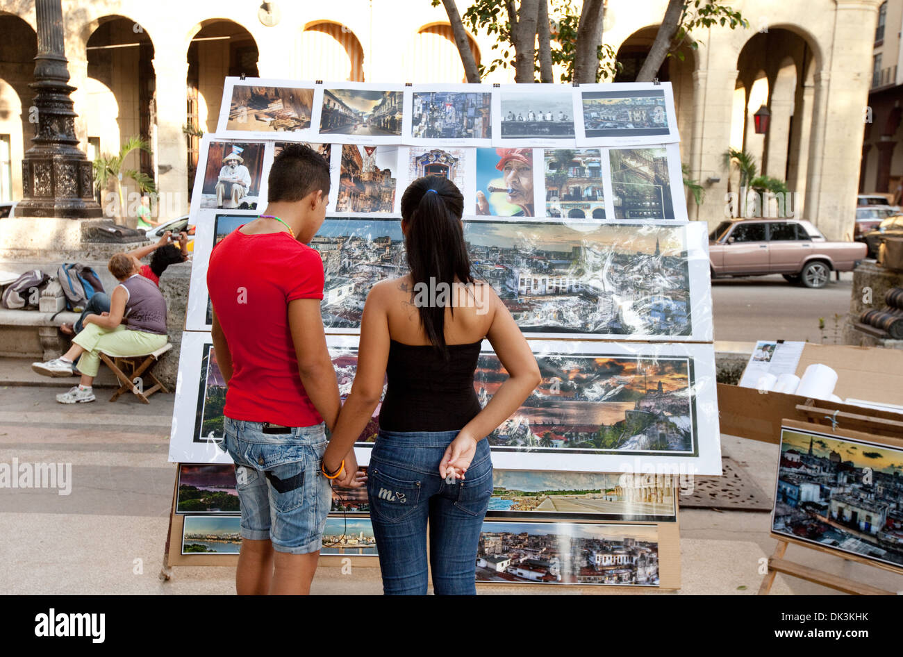 Une jeune cubaine locale couple looking at pictures pour la vente, le Prado, La Havane Cuba, Caraïbes Banque D'Images