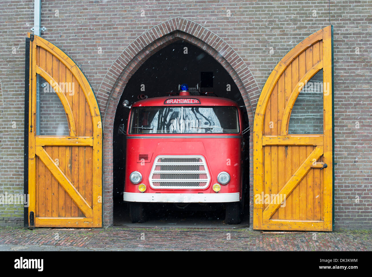 Vieux camion à incendie garage en néerlandais Banque D'Images
