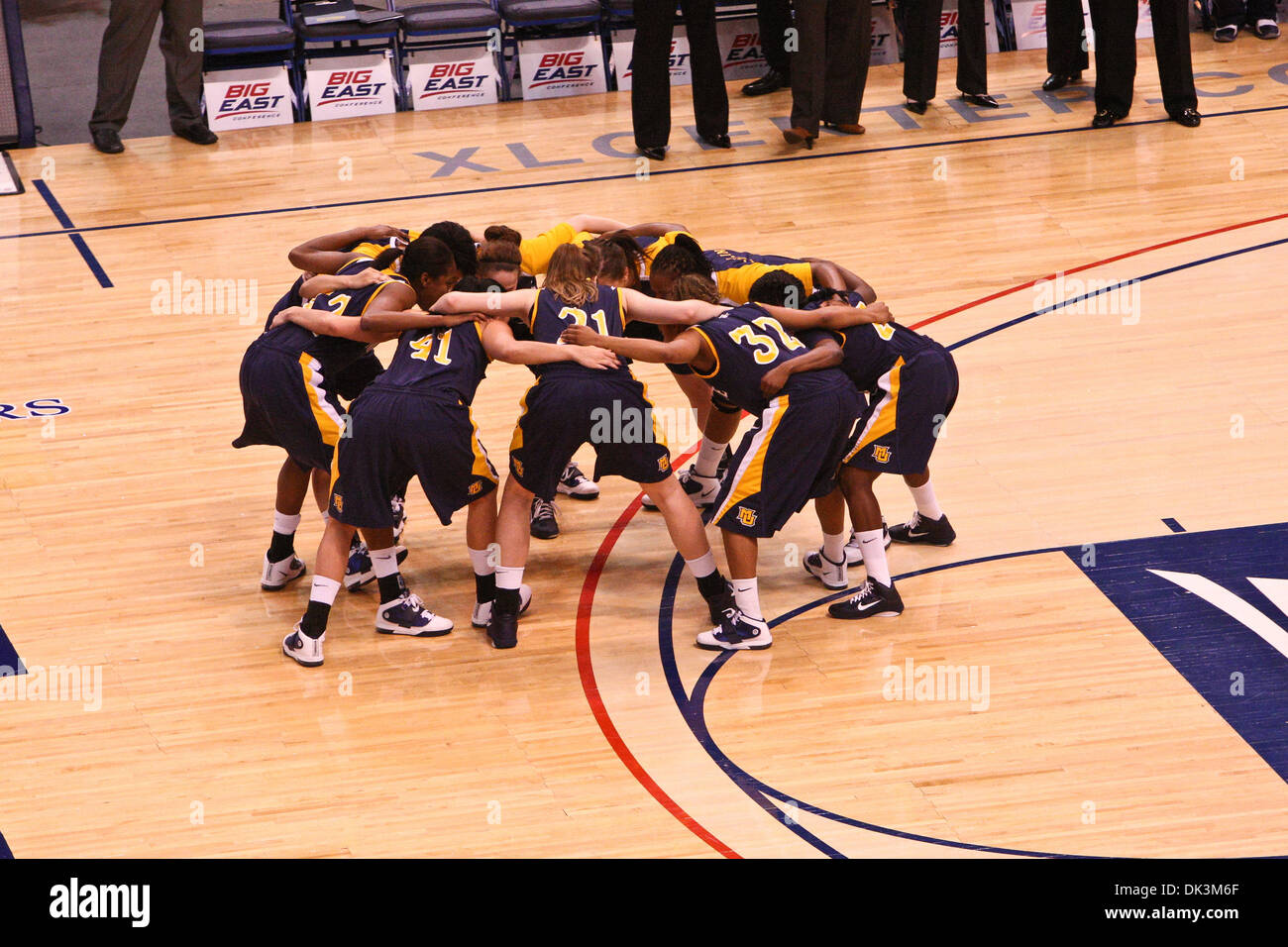 6 mars 2011 - Hartford, Connecticut, États-Unis d'Amérique - Marquette Golden Eagles prépare mentalement l'équipe avant le match contre le Rutgers Scarlet Knights. Battu Rutgers Marquette 68 - 62. (Crédit Image : © Mark Fort/global/ZUMAPRESS.com) Southcreek Banque D'Images