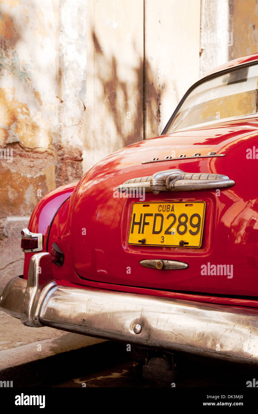 Arrière d'un ancien bien entretenu Dodge rouge - une voiture américaine dans la rue, La Havane Cuba Caraïbes, Amérique Latine Banque D'Images