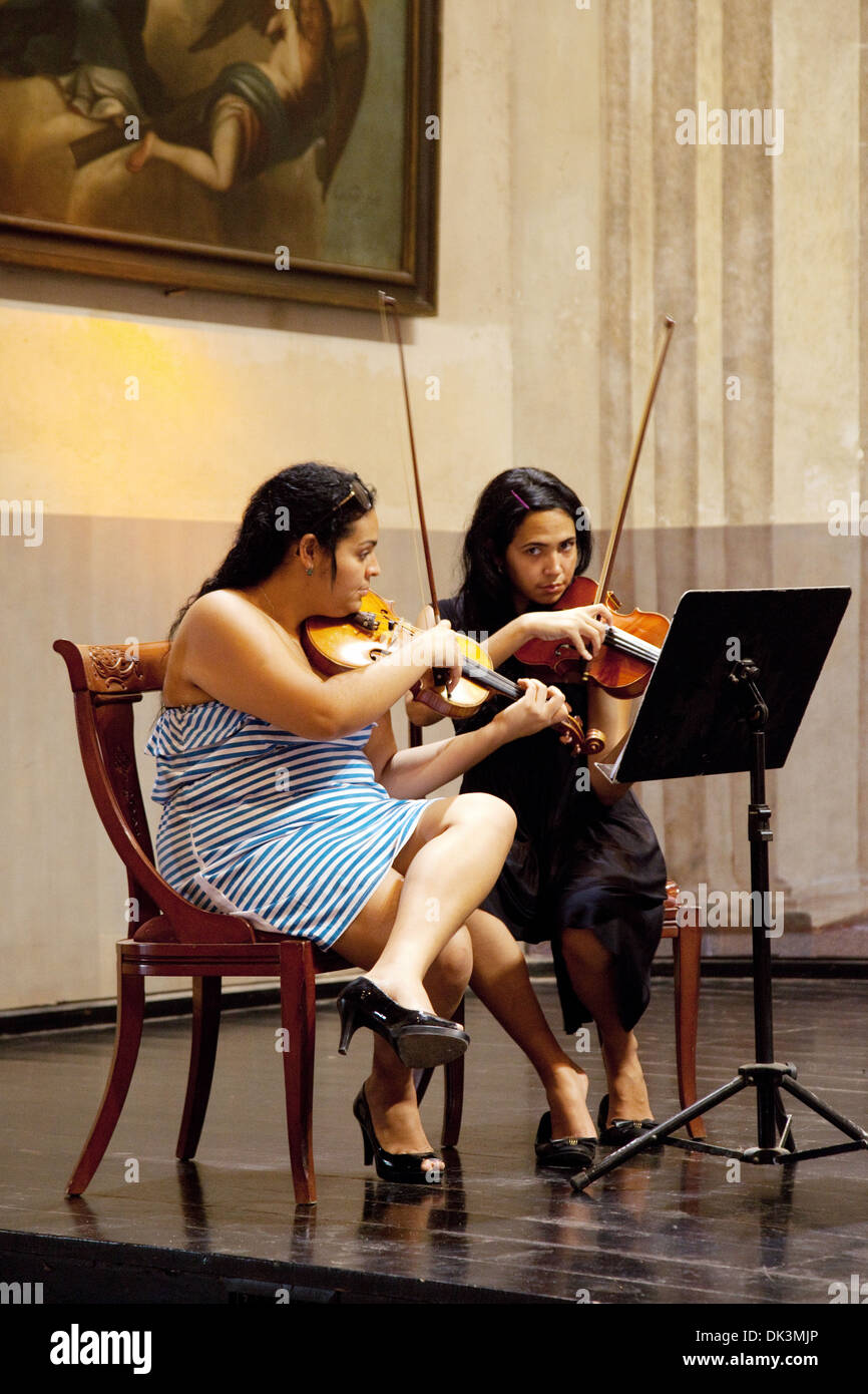 Cuba musique - Deux jeunes femmes violonistes à jouer du violon, Église et couvent de St François d'Asisi, La Havane Cuba, Caraïbes Banque D'Images