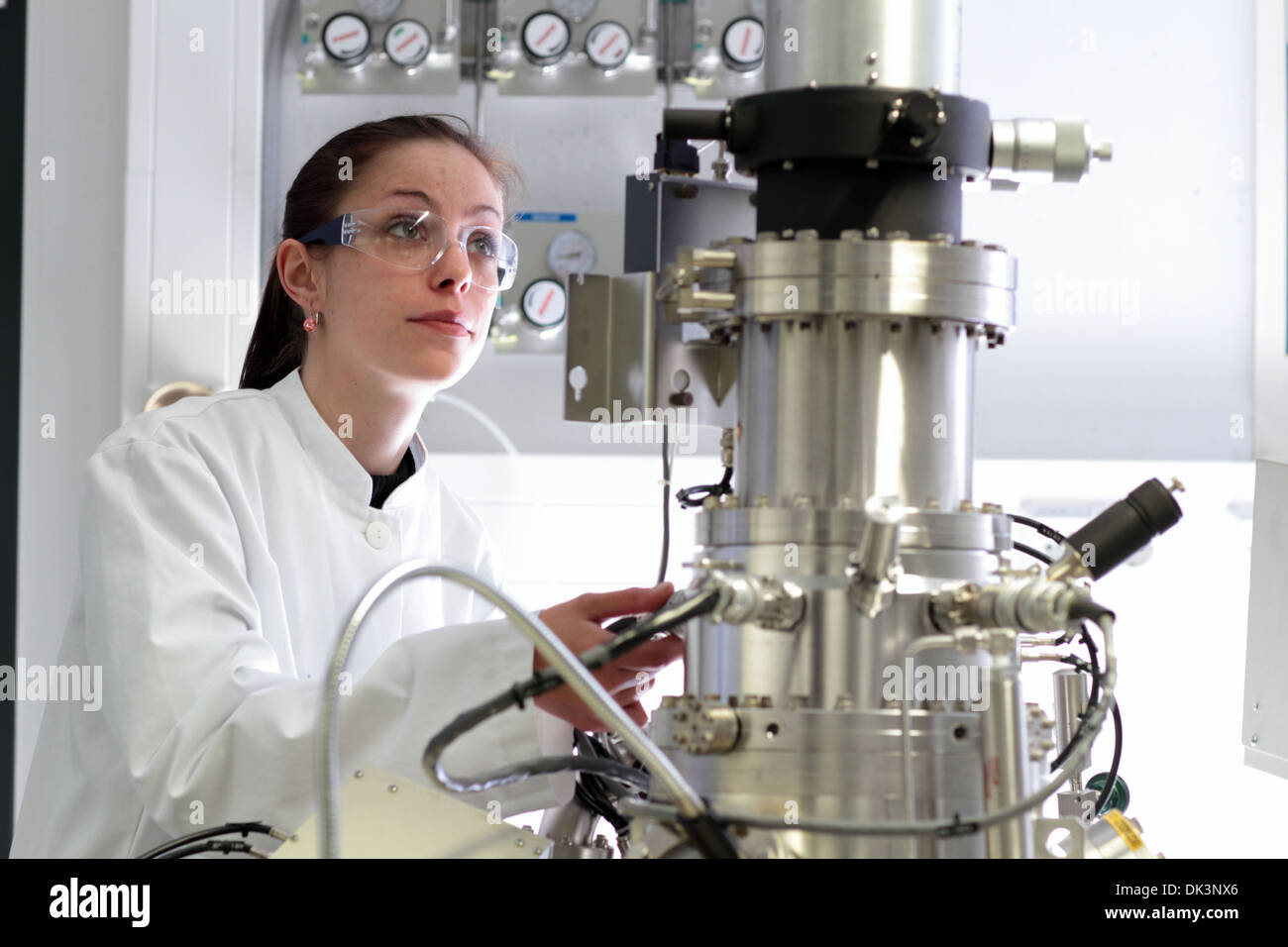 Une femme scientifique travaille dans un laboratoire d'optique d'une SEM Banque D'Images