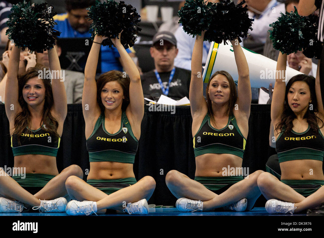 Mar. 10, 2011 - Los Angeles, Californie, États-Unis - Oregon cheerleaders durant la vie pacifique NCAA tournoi Pac-10 jeu de basket-ball entre l'Oregon et de l'UCLA Bruins canards au Staples Center. Les canards a ensuite battu les Bruins, avec un score final de 76-59. (Crédit Image : © Brandon Parry/global/ZUMAPRESS.com) Southcreek Banque D'Images