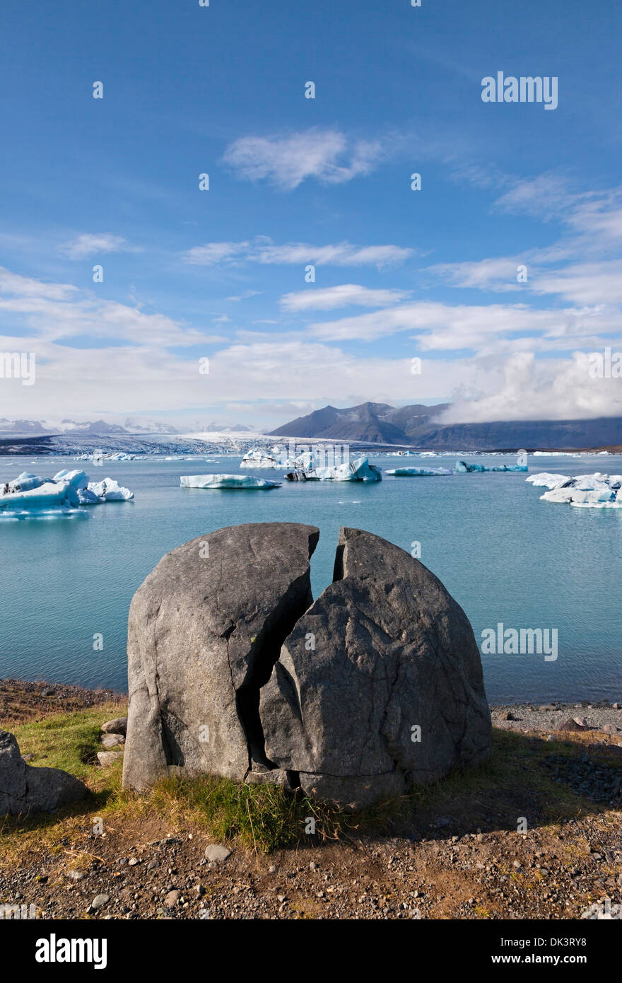 Split Rock et le Jokulsarlon Glacial Lagoon, à la frontière du Parc national du Vatnajökull en Islande Banque D'Images