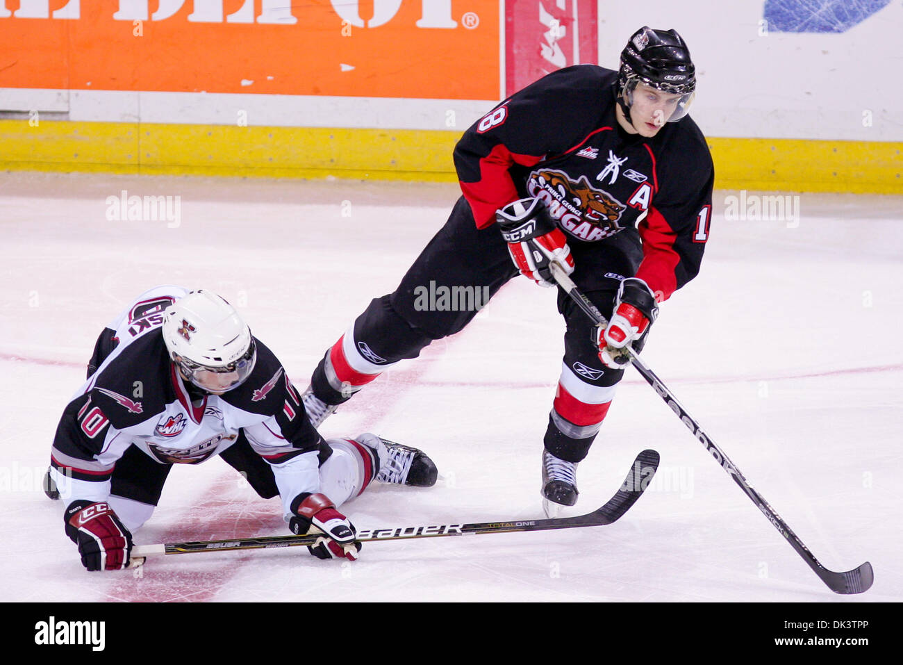 11 mars 2011 - Vancouver, Colombie-Britannique, Canada - # 10 géants Brendan Rowinski tombe sur la glace et les Cougars # 18 James Dobrowolski scoops up la rondelle, les couguars sont en tête après la première période avec un score de 1-0 au match vendredi soir au Pacific Coliseum. (Crédit Image : © James Healey/ZUMAPRESS.com) Southcreek/mondial Banque D'Images