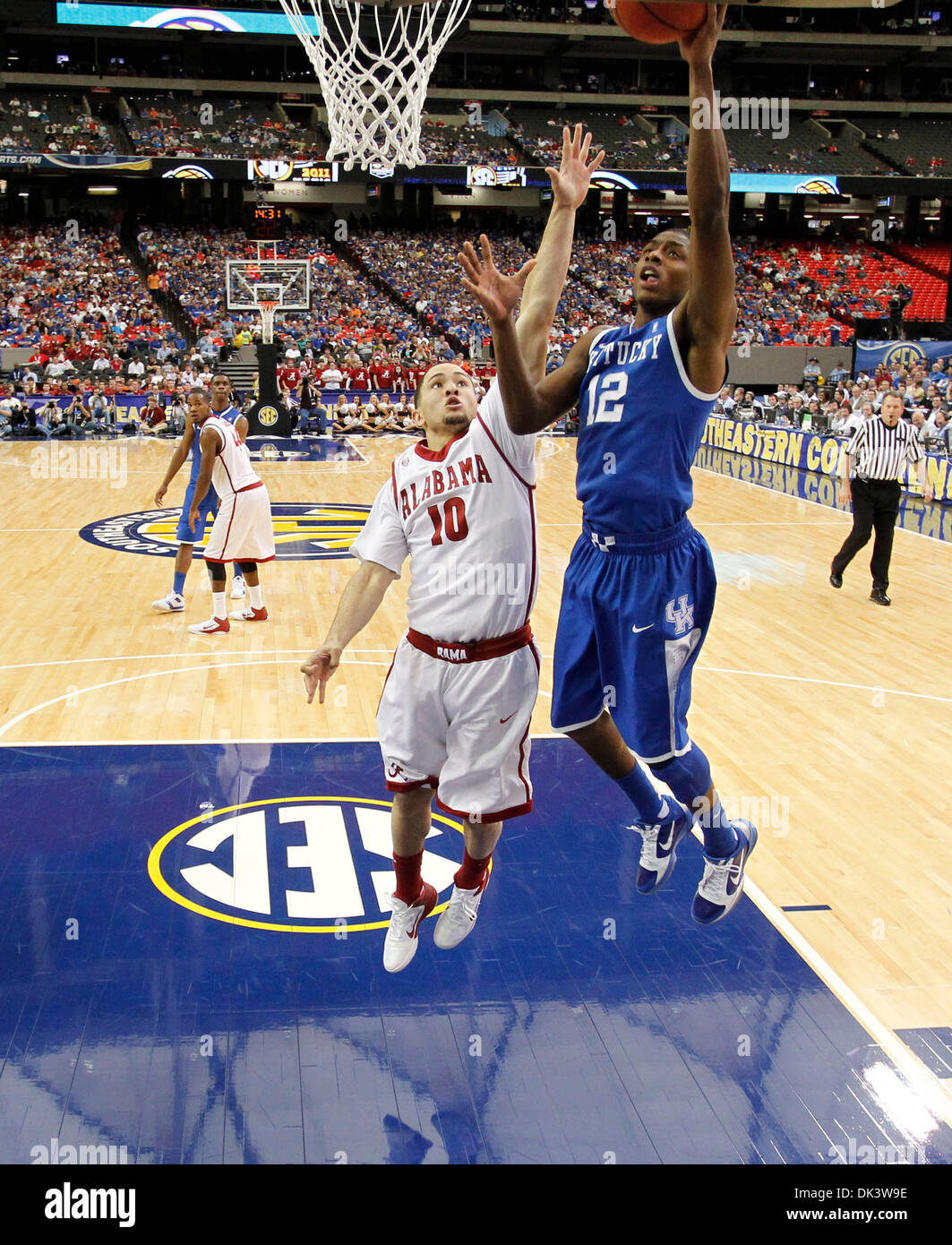 Mar. 12, 2011 - Atlanta, GA, USA - Kentucky Wildcats guard Brandon Knight (12) a passé l'Alabama Crimson Tide guard Ben Eblen (10) pour deux de ses 12 points dans le Kentucky a battu Alabama 72-58 le Samedi, Mars 12, 2011, à Atlanta, GA. Photo par Mark Cornelison | Personnel. (Crédit Image : © Lexington Herald-Leader/ZUMAPRESS.com) Banque D'Images