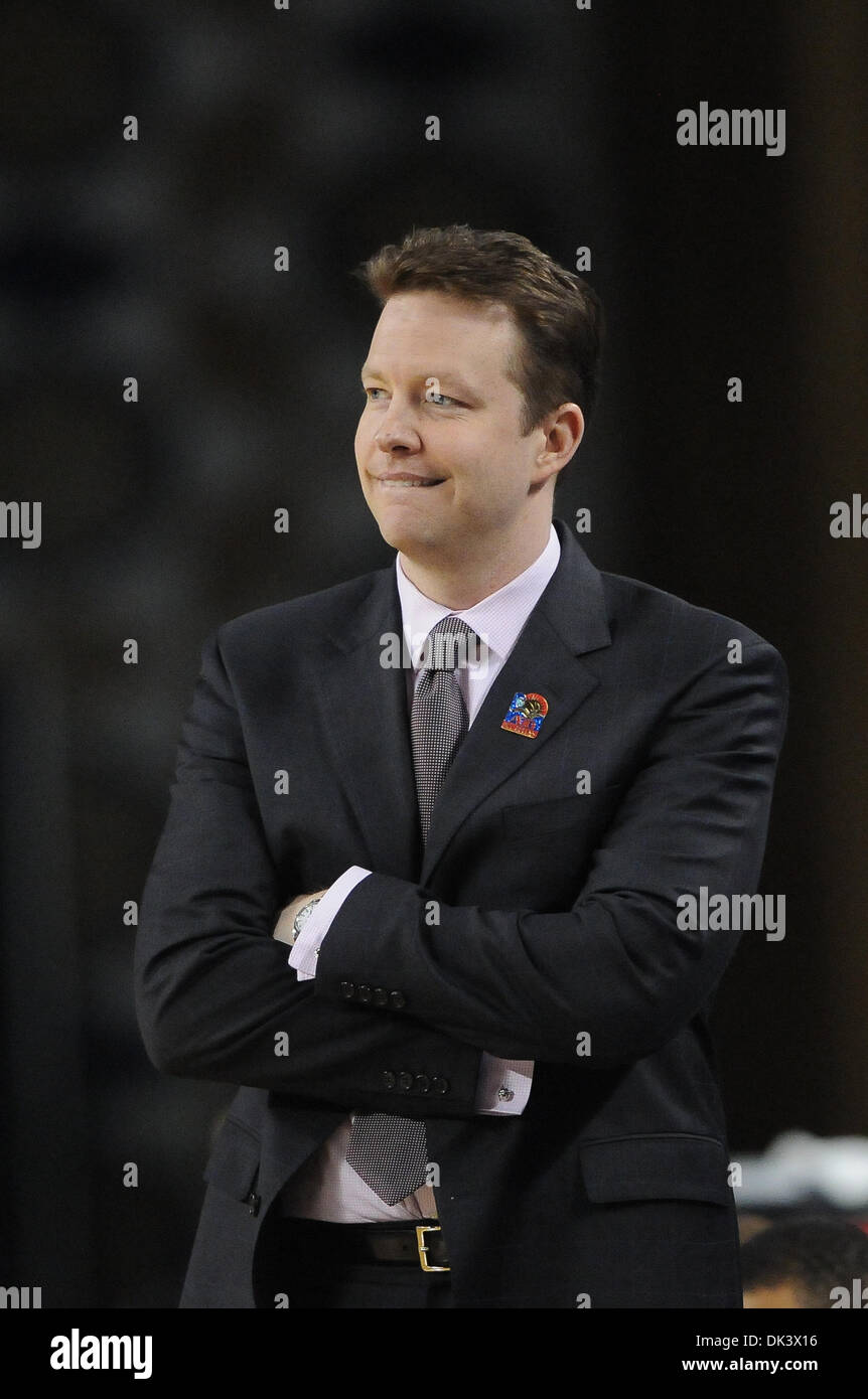 12 mars 2011 - Atlantic City, New Jersey, États-Unis - Richmond Spiders entraîneur en chef Chris Mooney est tout sourire après avoir bouleverser Temple, pour passer à la finale demain. Dans un combat de championnat A10 Temple 58 bouleverse Richmond à 54. Dans un jeu joué au Boardwalk Hall d'Atlantic City, New Jersey (crédit Image : © Mike Southcreek human life by Sylvester Graham/global/ZUMAPRESS.com) Banque D'Images