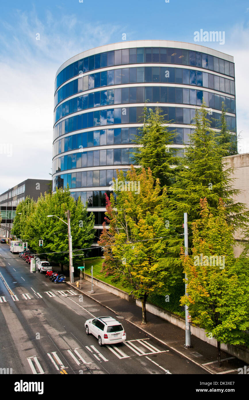 Bâtiment moderne des affaires et de l'autoroute,Seattle, État de Washington, USA Banque D'Images