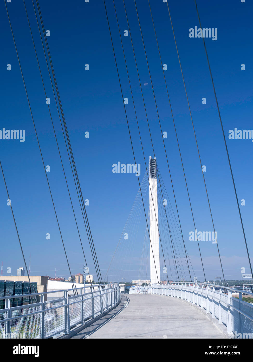 Vue sur le Bob Kerrey Bridge et du Missouri, à l'ouest en direction de Omaha, Nebraska de Council Bluffs, Iowa. Banque D'Images