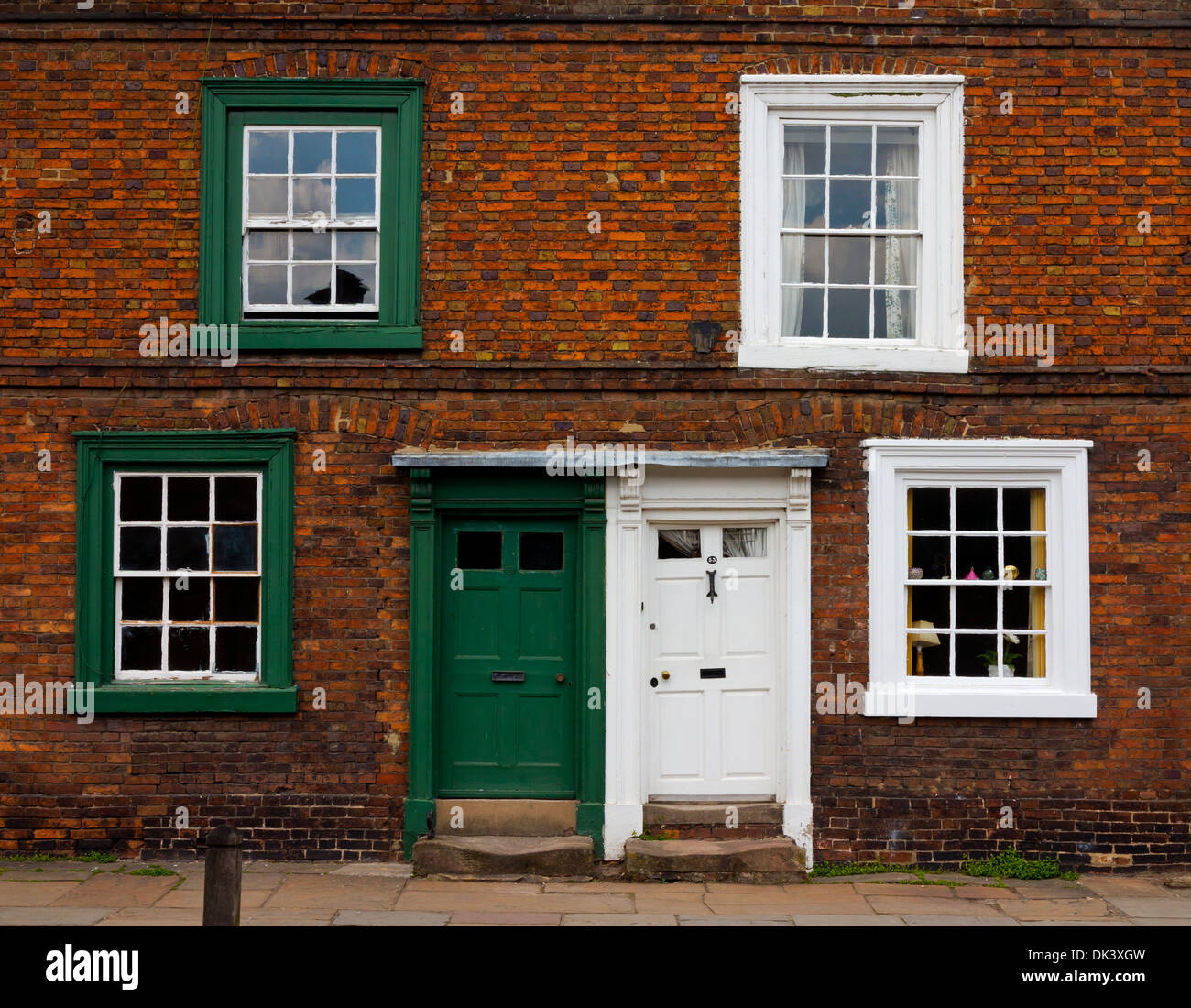 Détail de vert et blanc, portes et fenêtres de bâtiment Géorgien à Ashbourne Peak District Derbyshire Dales England UK Banque D'Images