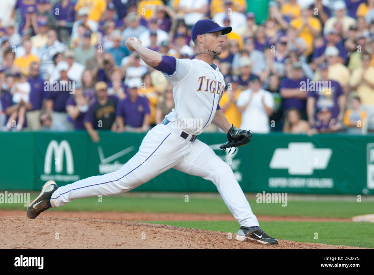 12 mars 2011 - Baton Rouge, Louisiane, États-Unis d'Amérique - UB Tiger pitcher Matty Ott (22) emplacements vers la fin du match. Défait LSU Cal State Fullerton 7-6. (Crédit Image : © Joseph Bellamy/ZUMAPRESS.com) Southcreek/mondial Banque D'Images