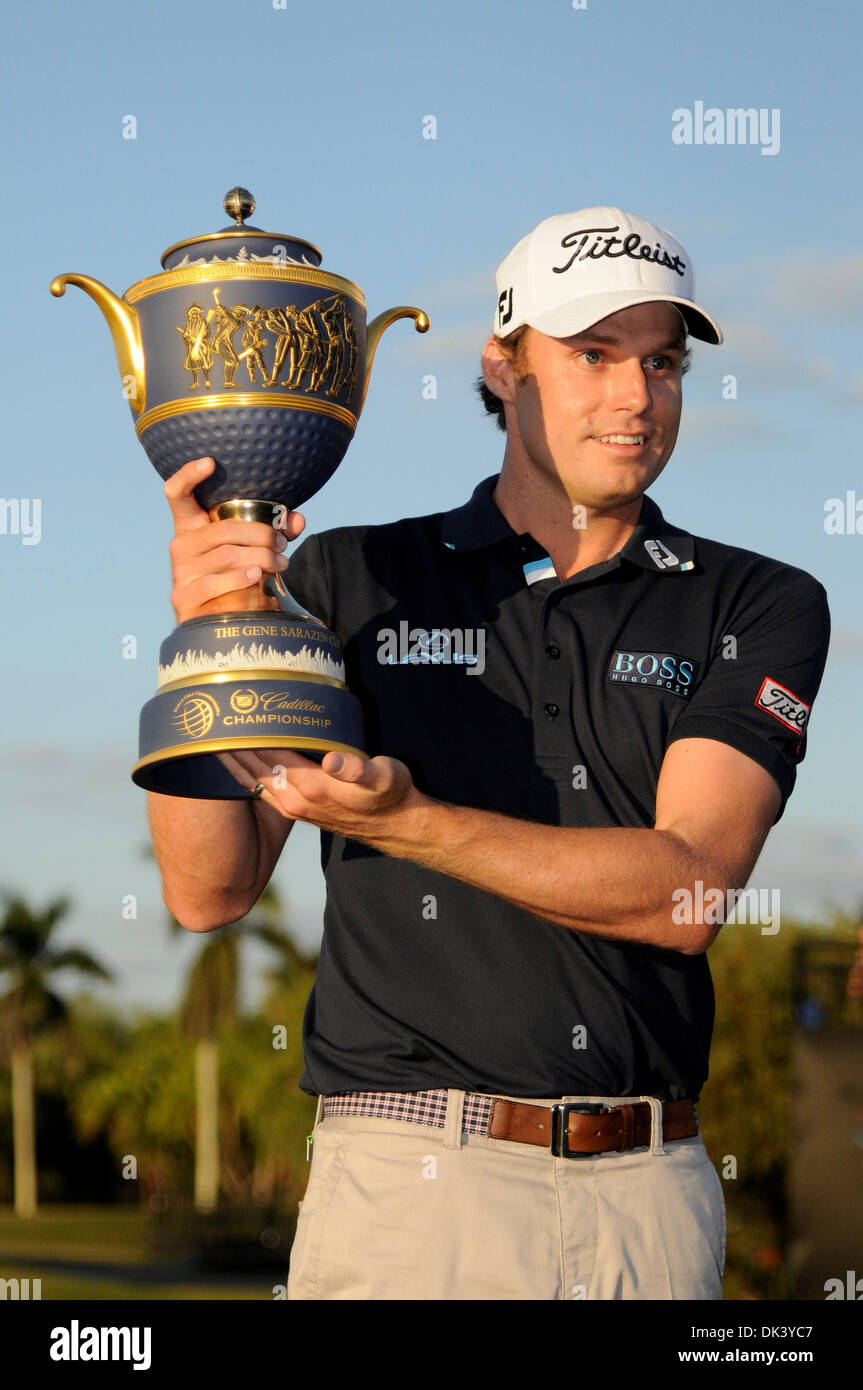 13 mars 2011 - Miami, Floride, États-Unis d'Amérique - Nick Whatney célèbre sa victoire par 2 coups à la WGC Cadillac Championship at Doral Resort et Spa à Miami, (Image Crédit : © Brad Barr/ZUMAPRESS.com) Southcreek/mondial Banque D'Images