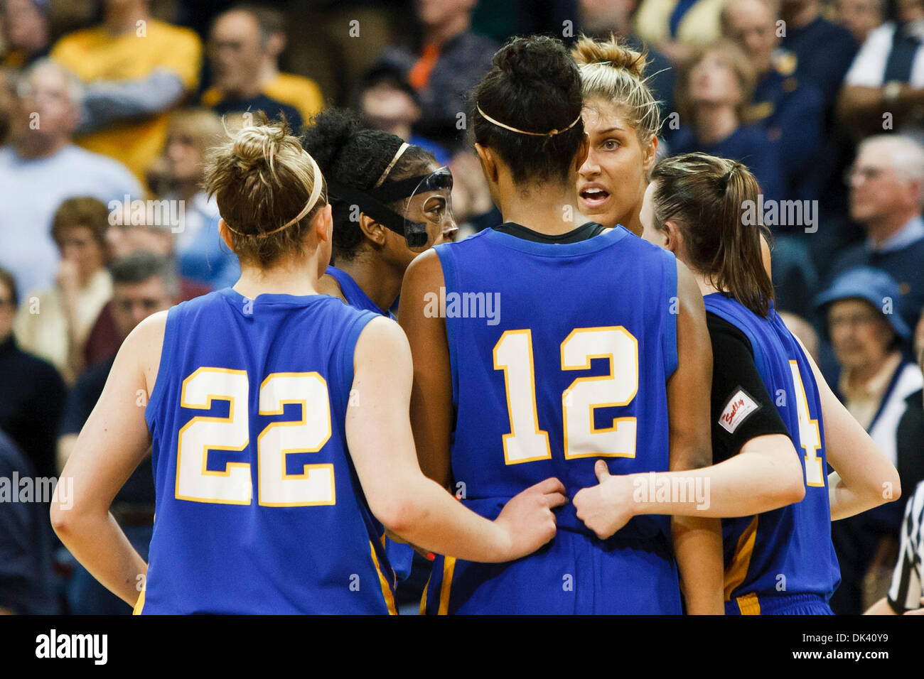 16 mars 2011 - Toledo, Ohio, États-Unis - New York l'avant Elena Delle Donne (# 11) avec protection conciliabules Lauren Carra (# 22), Danielle avant Parker (# 12), Garde côtière canadienne Jocelyn Bailey (# 2) qui porte un masque de protection, et Meghan McLean (# 4) lors de la deuxième demi-action de jeu. Le Toledo de fusées, de la Mid-American Conference, a défait la Delaware poules bleu, de l'époque coloniale Athletic Association Banque D'Images