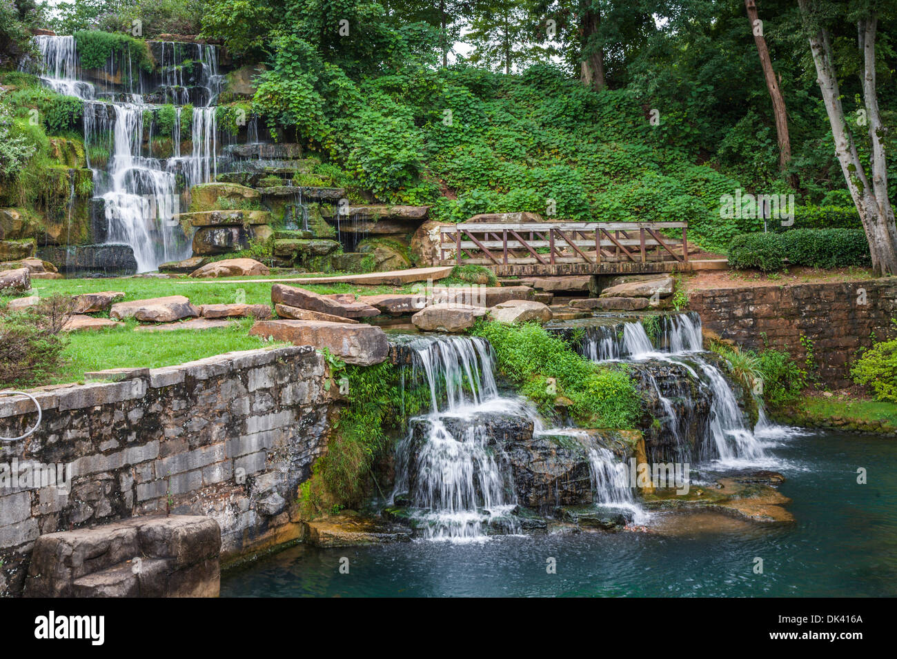 Chutes d'eau froide, le plus grand cascade en pierre naturelle, au printemps dans le parc, en Alabama à Tuscumbia Banque D'Images