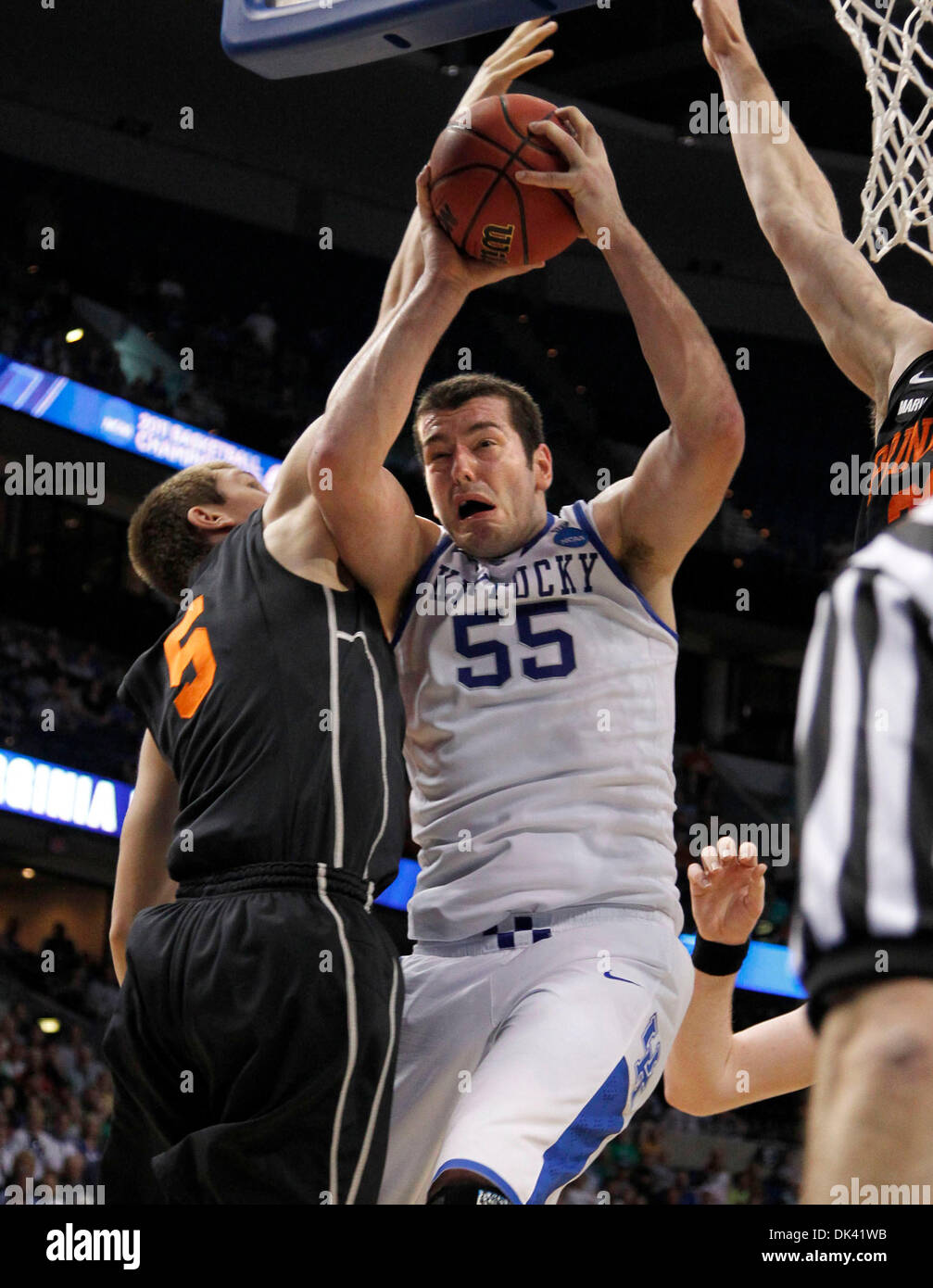 Le 17 mars 2011 - Tampa, FL, USA - Kentucky Wildcats avant Josh Harrellson (55) est tiré vers le bas l'un de ses 10 rebonds au Kentucky 59-57 Princeton défait au deuxième tour de la NCAA tournoi le jeudi 17 mars 2011, à Tampa, en Floride. Photo par Mark Cornelison | Personnel. (Crédit Image : © Lexington Herald-Leader/ZUMAPRESS.com) Banque D'Images