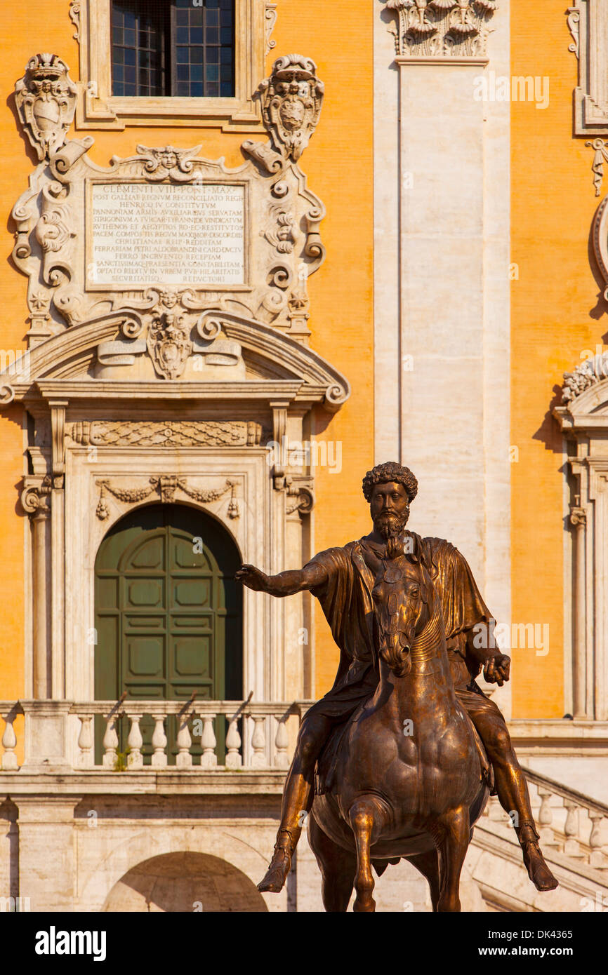 Statue de Marc Aurèle dans la Piazza Campidoglio Rome Lazio Italie Banque D'Images