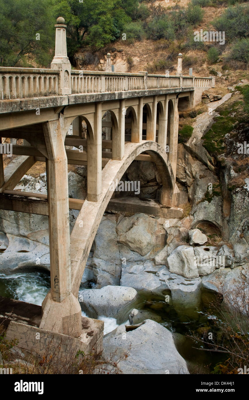 Vieux pont sur l'Est de la fourche de la rivière Kaweah, comté de Tulare, en Californie Banque D'Images