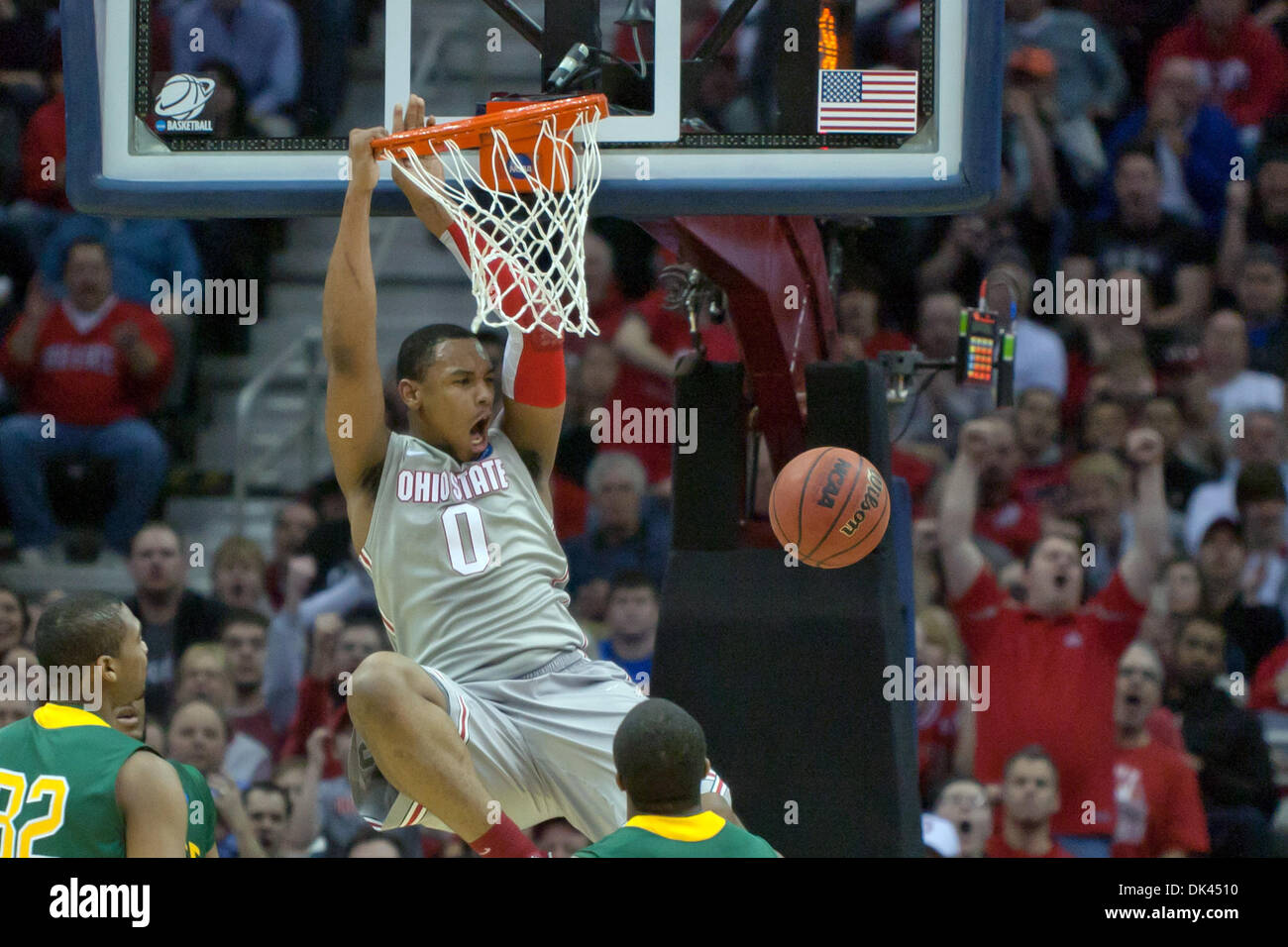 20 mars 2011 - Cleveland, Ohio, États-Unis - l'avenir de l'état de l'Ohio (0) Jared Sullinger avec un dunk tonitruant durant la première moitié contre George Mason. L'Ohio State Buckeyes diriger la George Mason Patriots 52-26 à la mi-temps au Quicken Loans Arena de Cleveland, Ohio. (Crédit Image : © Frank Jansky/global/ZUMAPRESS.com) Southcreek Banque D'Images