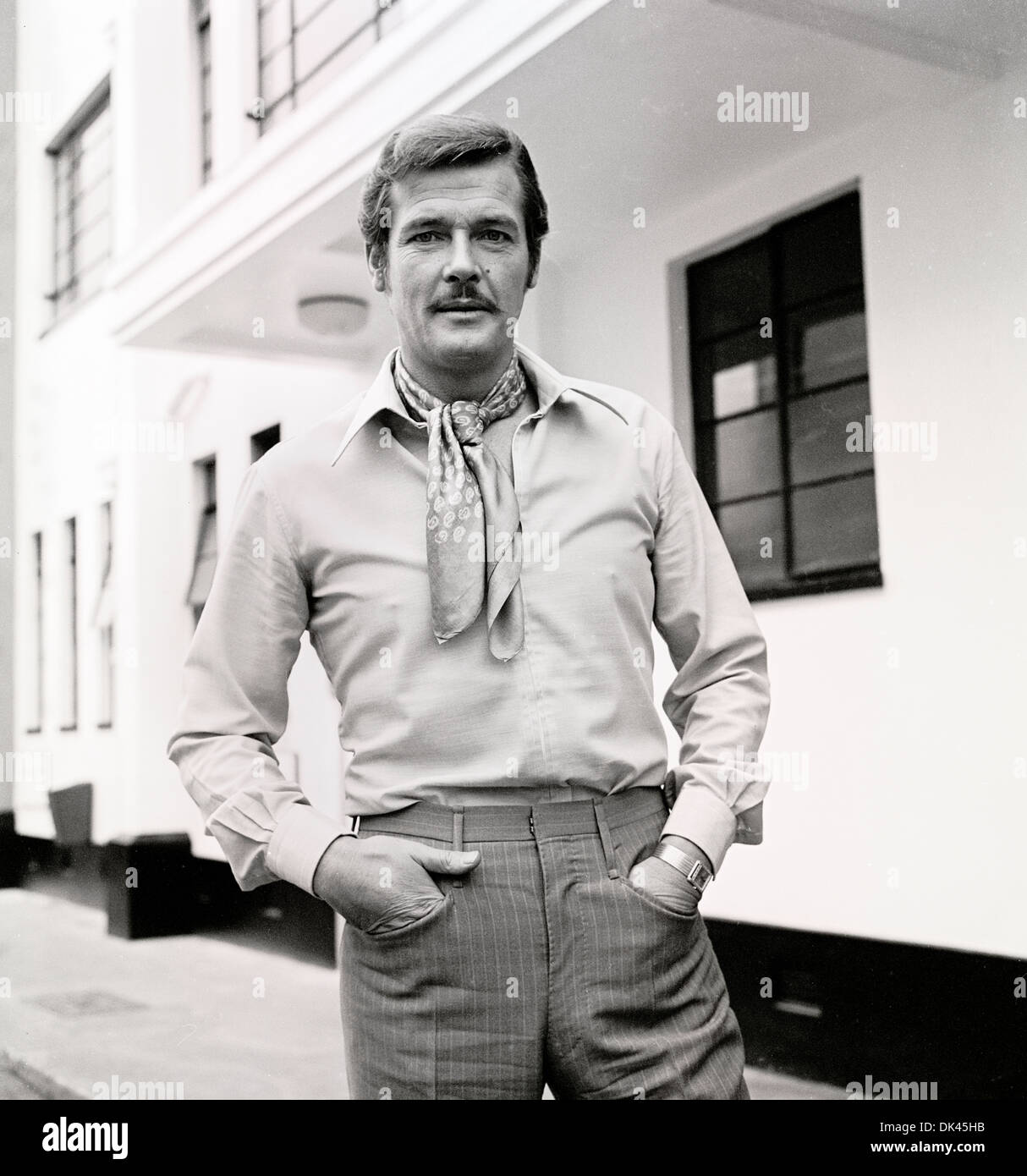 L'acteur Roger Moore à l'extérieur des studios d'Elstree en dehors de Londres en 1969, lorsqu'il filmait l'homme qui a hanté Himselff Banque D'Images